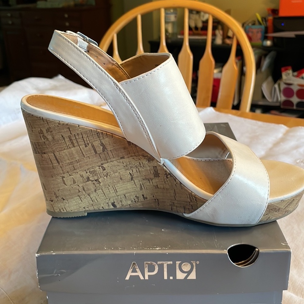 Apt 9 wedge size 11